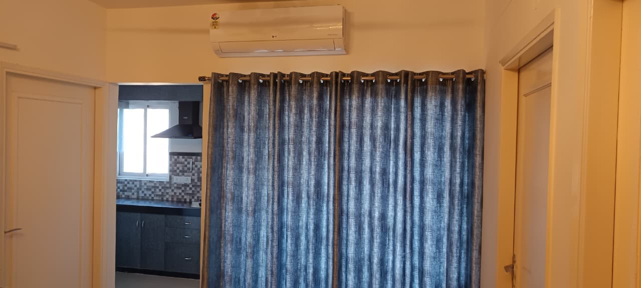 1 Room Vacant in Luxury 2 BHK Furnished Flat – Prime Location